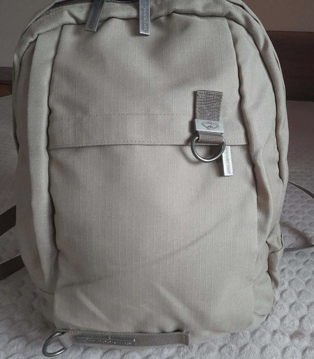 раница Dockers – бежова, здрава и практична