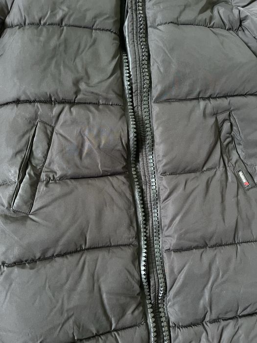 Қара куртка, ұзын.