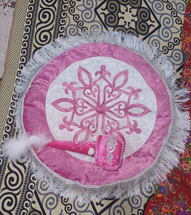 Сырға салуға арналған көрпеше,  қобдиша