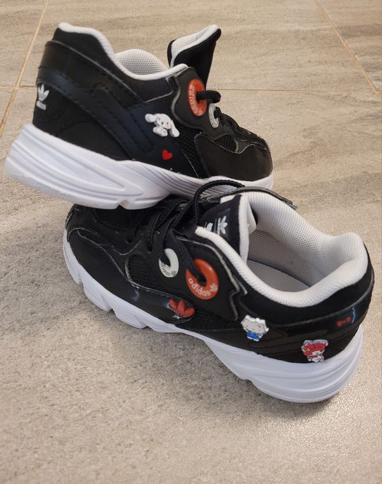 Vând Sneakersi Adidas Originals Hello Kitty, măsura 25