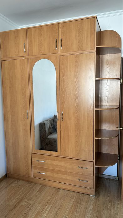 Продам шкаф с зеркалом б/у