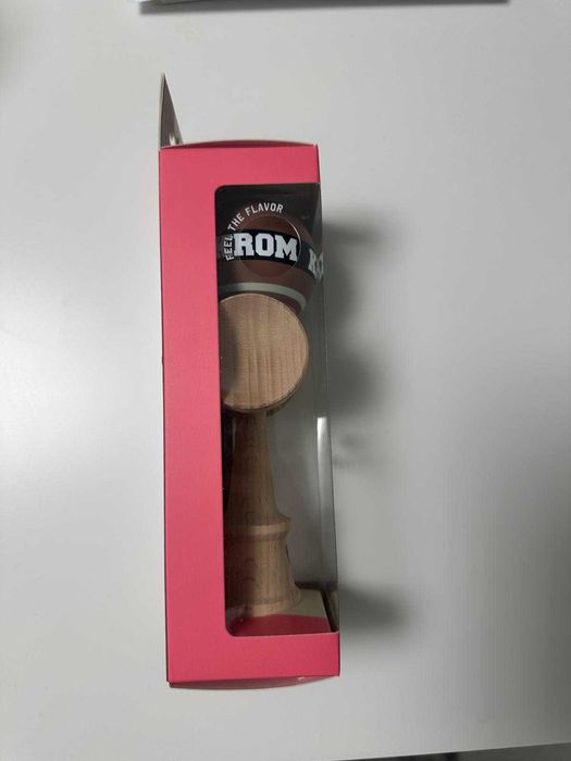 Kendama KROM Strogo Neapolitan maro – nouă, rară, pentru colecționari