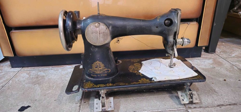 Крачна ретро шевна машина с капак и друга ръчна