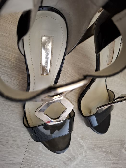 Элегантные босоножки на каблуке.      Zamonaviy poshnali bosonojkalar.