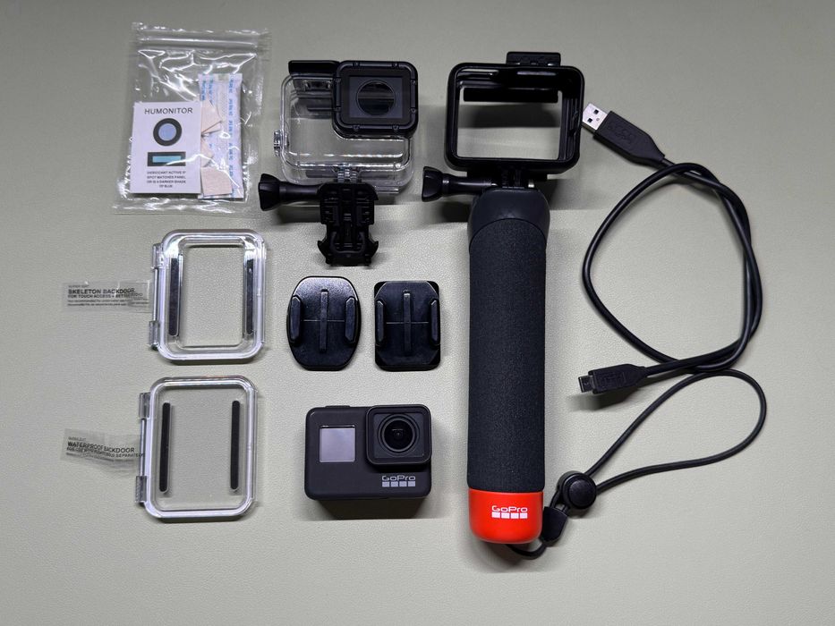 GoPro Hero 7 Black + accesorii (carcasă waterproof, grip flotant)
