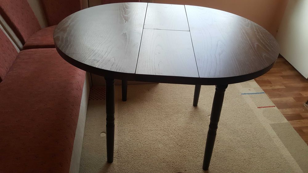 Дървена кръгла маса