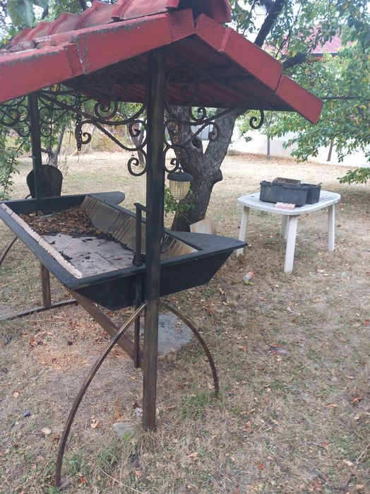 Продавам масивно барбекю