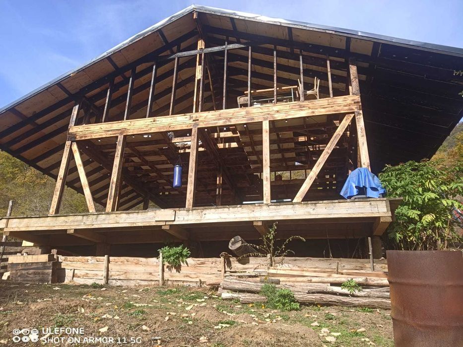 Продава се екологичен проект от 12 710 кв. м. с две нови дървени къщи.