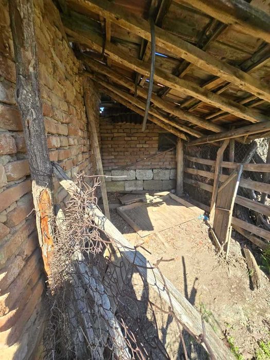 Продава се имот в с. Староселци, обл. Плевен 1 декар двор, две къщи, лятна кухня и селскостопански постройки