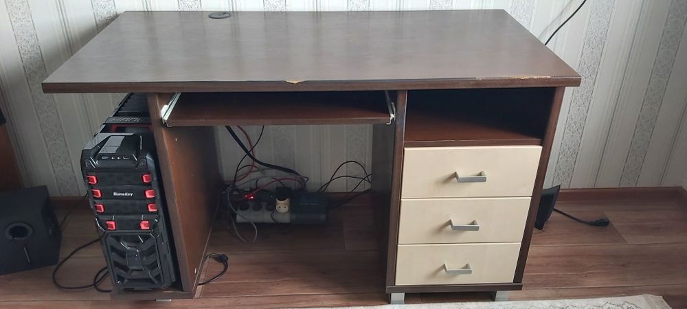 Мебель детская ,стол,шкаф.