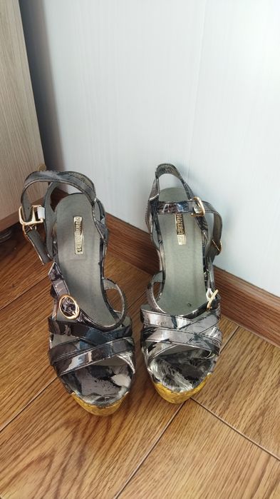 Продам лакированные босоножки