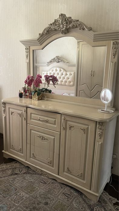 Tumbochkasi 2 ta , remont qiladigan joylari bor, krovat kotta