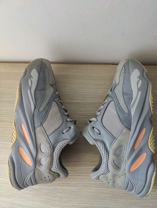 Adidasi Yeezy Boost 700