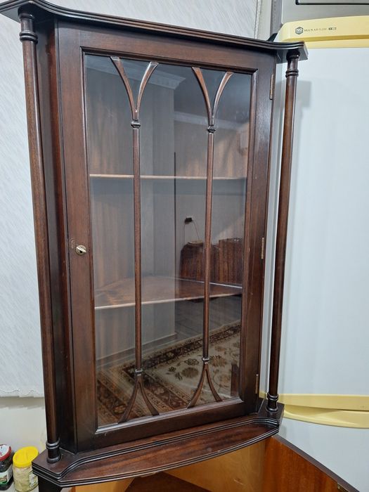 Френска ъглова витрина