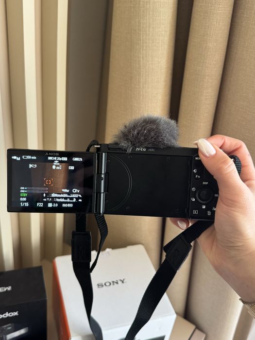 Камера SONY ZV-E10 + обектив 16-50mm и подарък светкавица Godoxim30