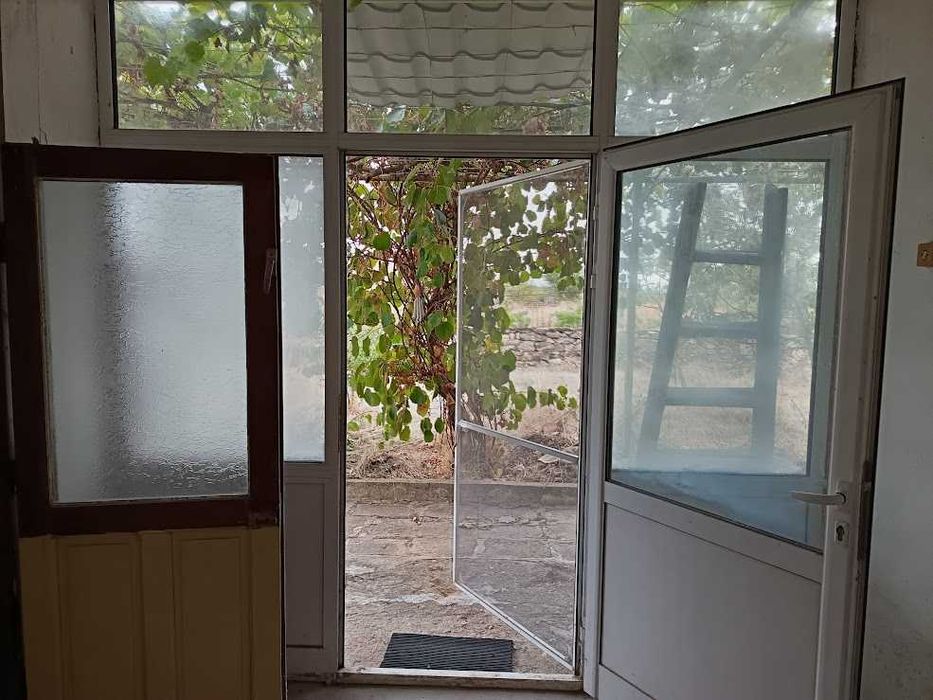 Масивна двуетажна къща в село Младиново