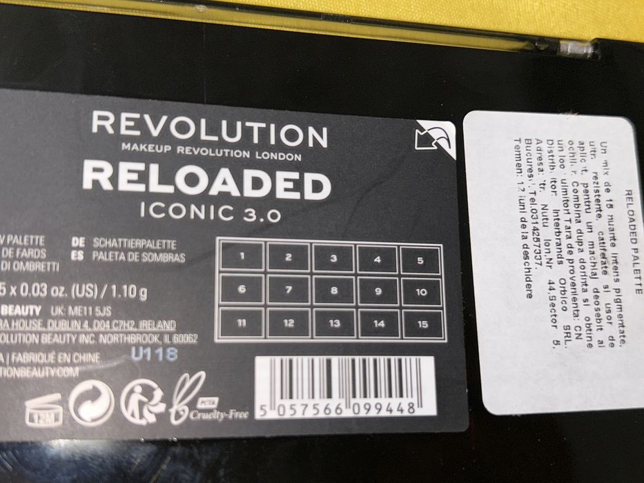 Paleta Farduri nude Revolution, sigilata