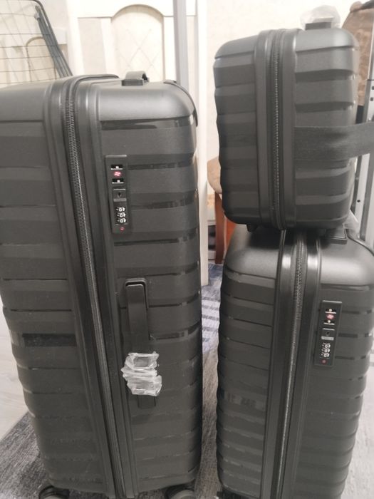 Продаю чемодан 3/1