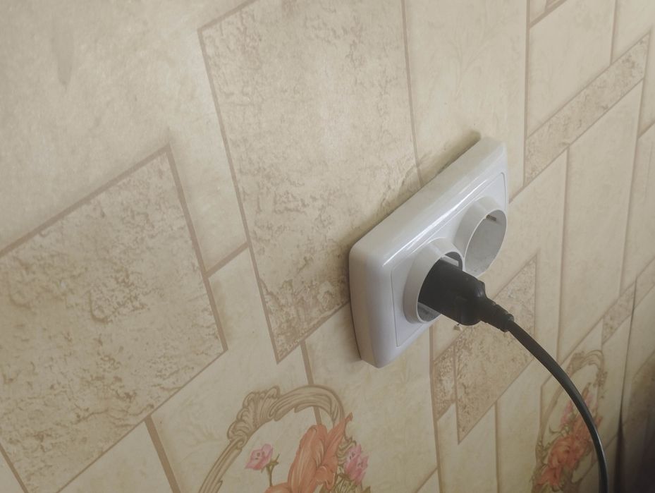 телевизор 32 LG2004 года.