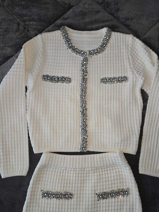 Дамски плетен комплект от пола и жилетка