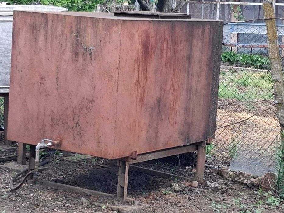 Продавам метална цистерна
