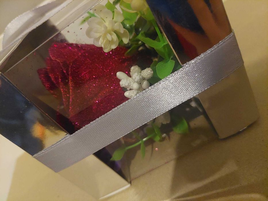 Trandafir stralucitor aranjament floral in cutie argintie