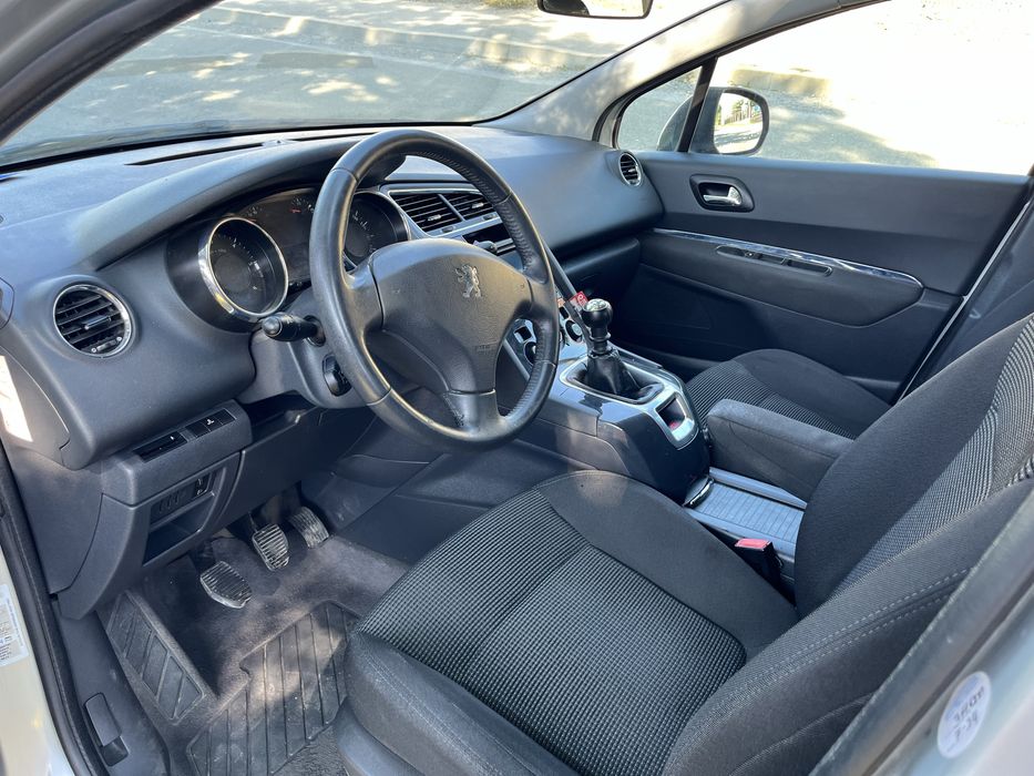Продавам Peugeot 5008 1.6 HDI