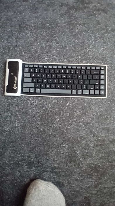 Продавам згъваема клавиатура със блютут
