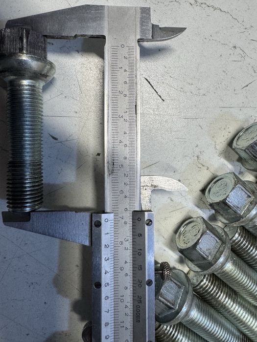 Гуми Bridgestone 215/60/17 и болтове за Мерцедес и др