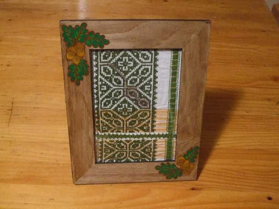 Decoratiuni tablou cu pictura manuala si broderi istorice