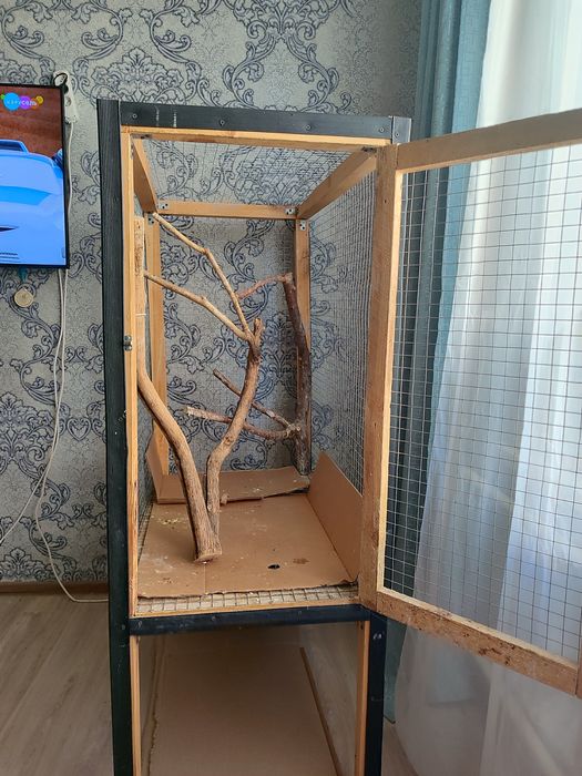 Продам большую клетку.