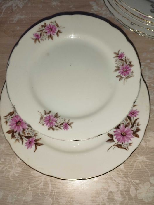 Тарелки из сервиза советских времен.