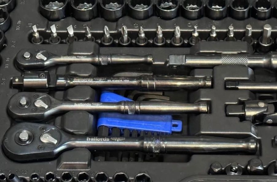 Trusa chei (scule)Halfords Advanced 200 Piece Black Edition Socket and Ratchet Spanner Set