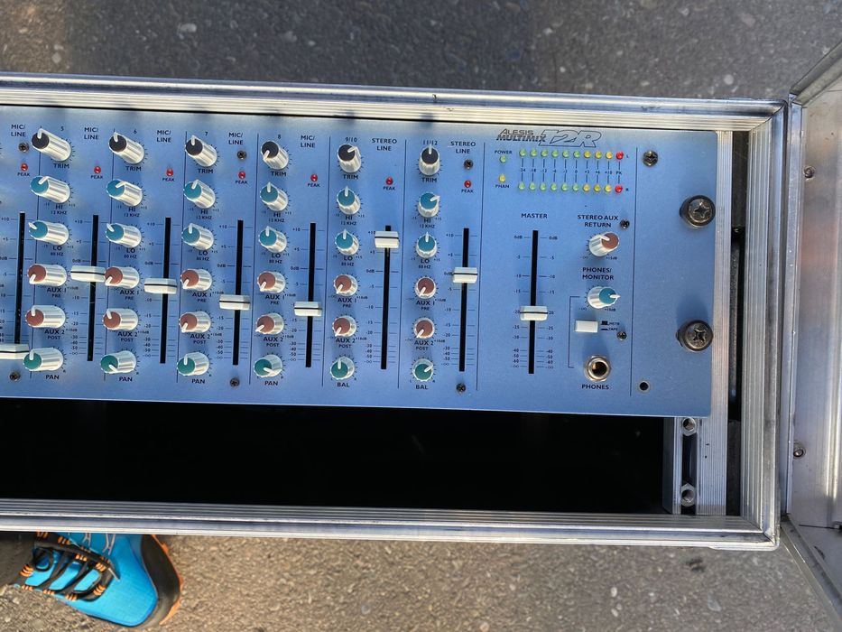 Vând Mixer Alesis Multimix 12R