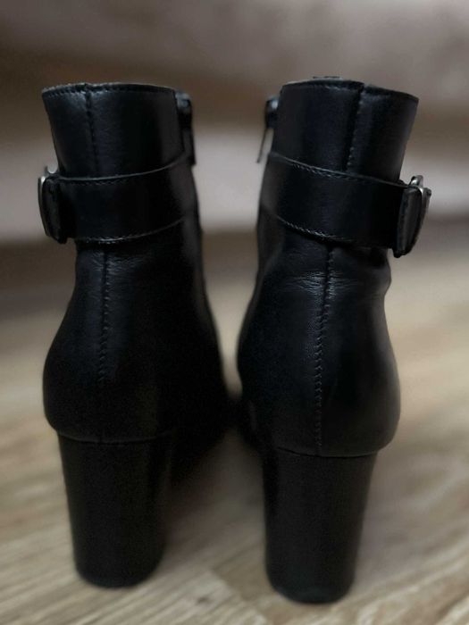 Черни боти, естествена кожа, в отлично състояние. Коледна оферта: -15%