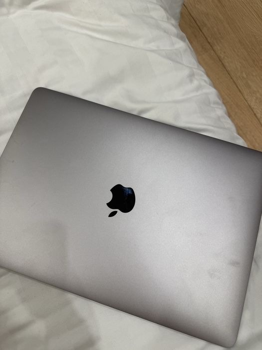 Продам MacBook Air (Retina, 13-inch, 2020)
