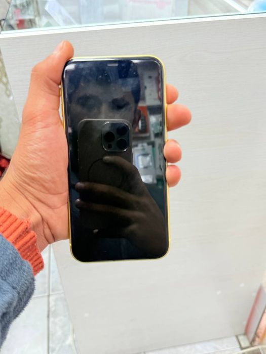 Iphone 11  64    .