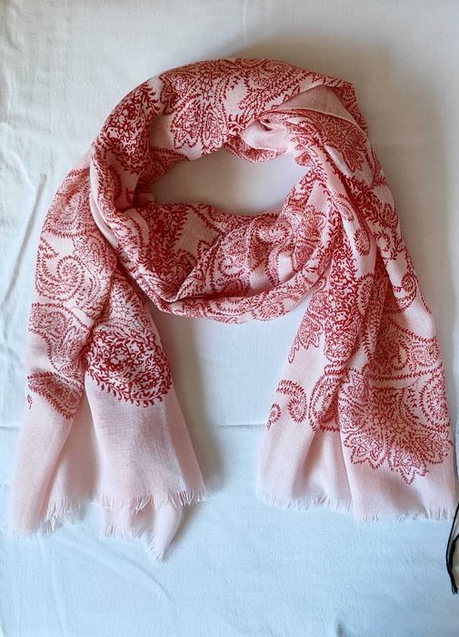 Пъстри шалове от тънка материя