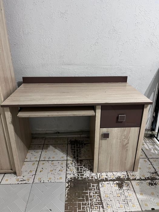 Шкаф и рабочий стол