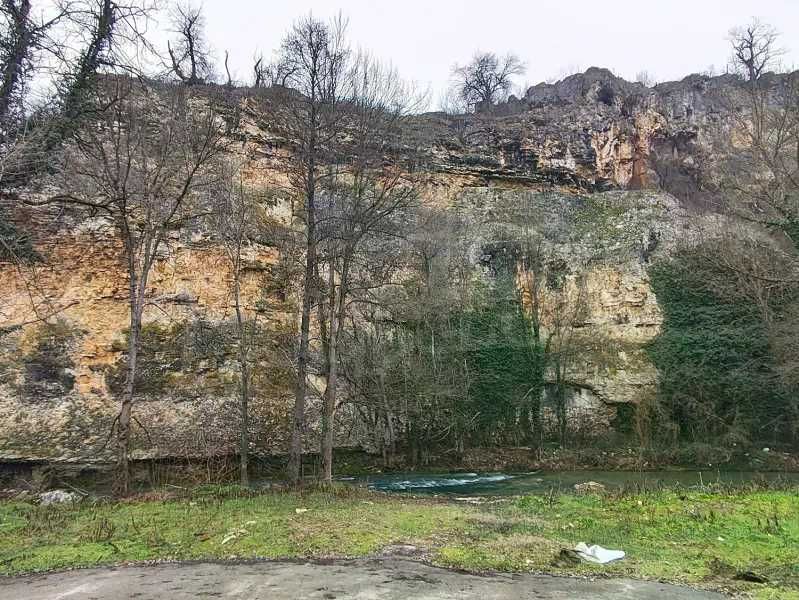 Продавам къща с двор