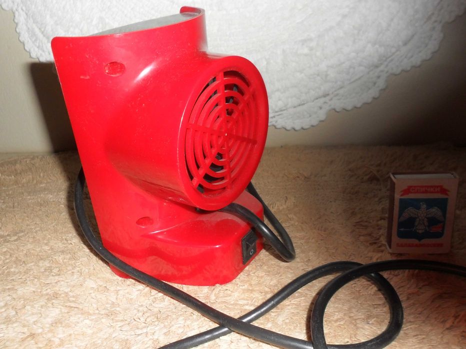 Обогреватель мини, работает от сети