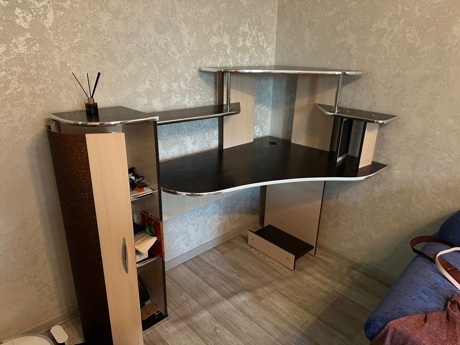 Продам угловой стол