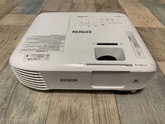 Проектор Epson. Реальное качество на 150 дюймов + экран + лампа запас
