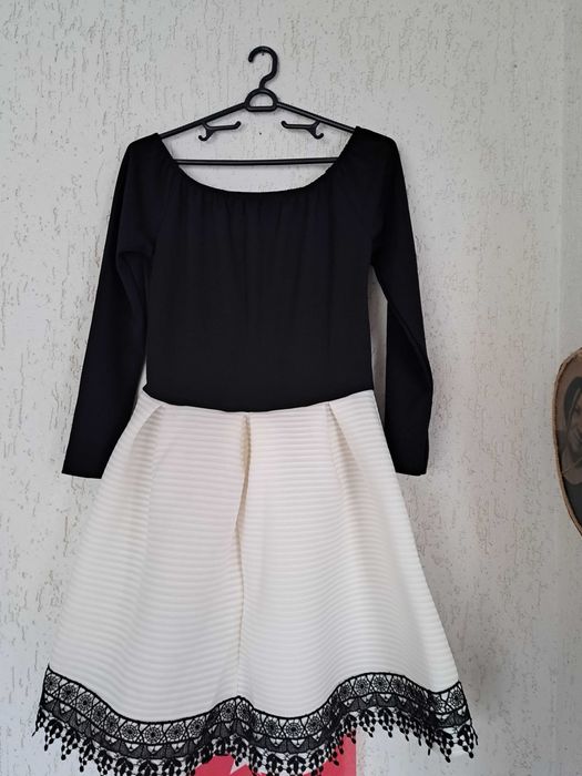 Официални рокли.