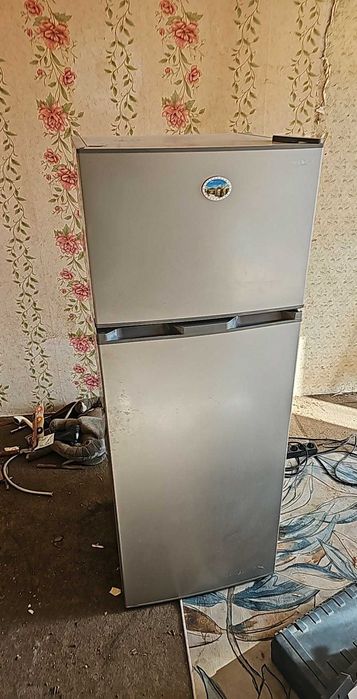 Комбиниран хладилник и фризер почти чисто нов