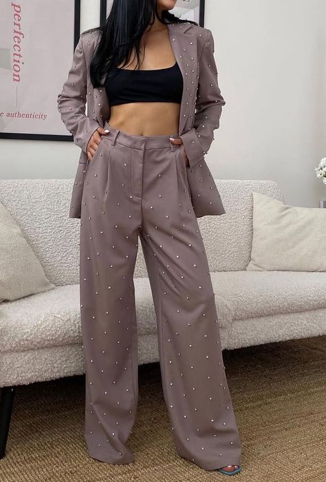 Елегантен дамски костюм