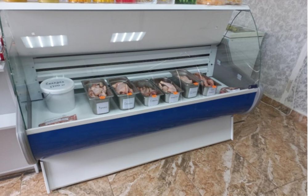 Продам витринный холодильник.