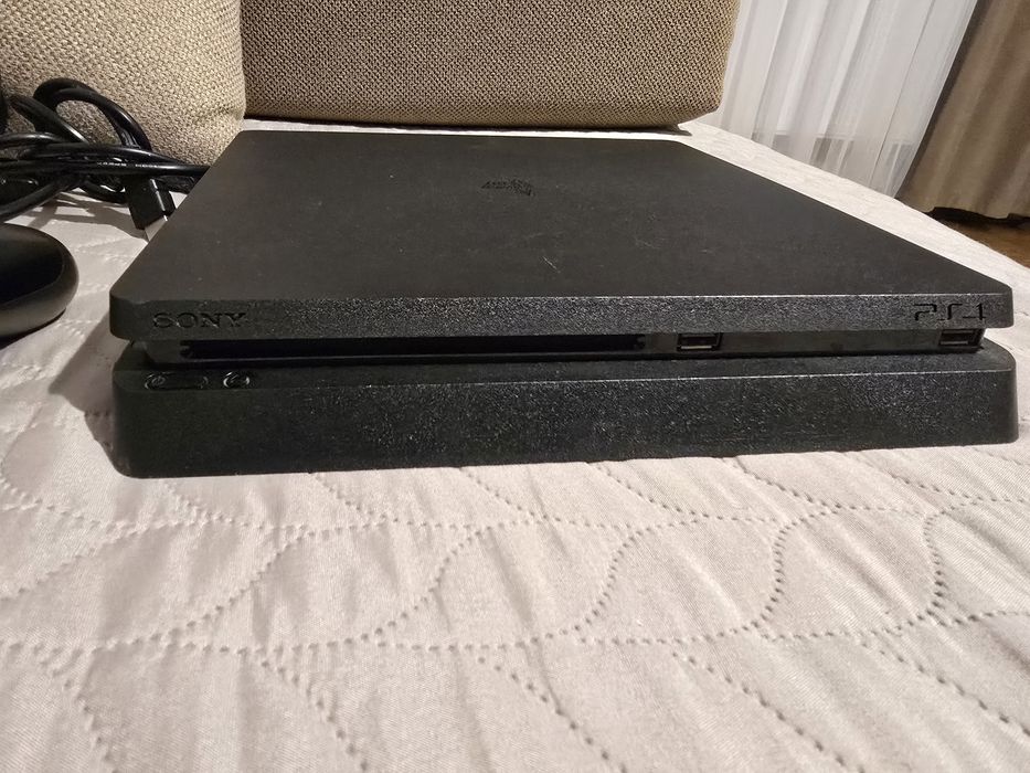 Consolă PS 4 slim