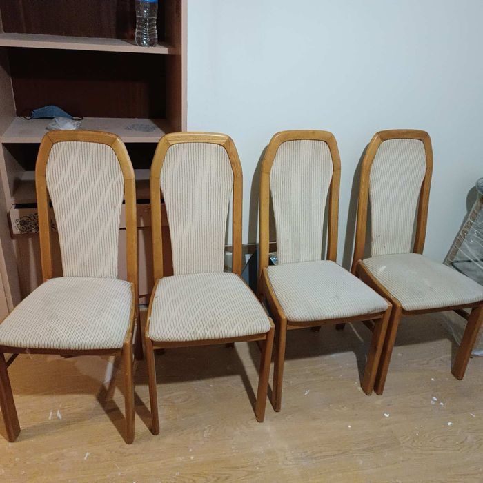 Масивна трапезна дървена маса с четири стола