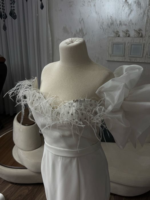 Луксозна елегантна рокля с пера и блясък